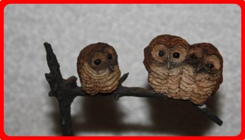 COUNTRY ARTISTS TWOS COMPANY OWL FIGURINE ON WOODEN PLINTH