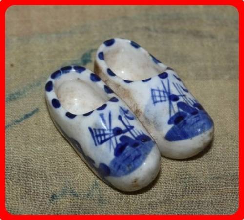TINY DUTCH BLUE AND WHITE CLOGS