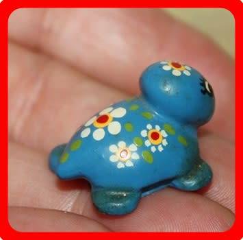 THE CUTEST LITTLE HAND PAINTED TORTOISE WITH WHITE DAISIES
