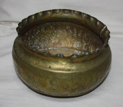 LARGE BRASS BOWL WITH FRILLED EDGE. PERFECT FOR A POT PLANT