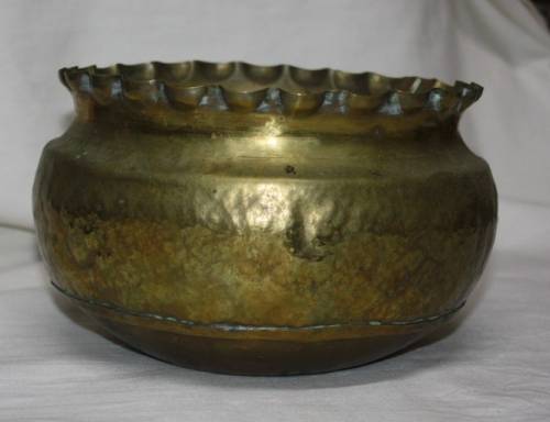 LARGE BRASS BOWL WITH FRILLED EDGE. PERFECT FOR A POT PLANT