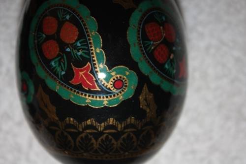 TRIO OF BEAUTIFULLY HAND PAINTED VASES BLACK BACKGROUND WITH PAISLEY FLORAL AND GOLD TRIM FOREGROUND