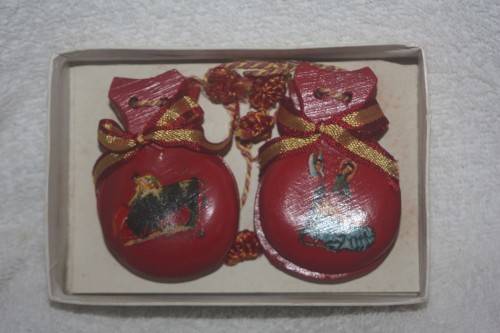 BEAUTIFUL BOXED SET OF SPANISH CASTANETS VINTAGE AS NEW WITH PICTURES ON BOTH SIDES TAKE A LOOK