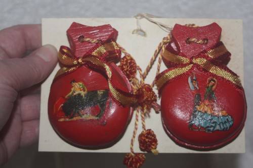 BEAUTIFUL BOXED SET OF SPANISH CASTANETS VINTAGE AS NEW WITH PICTURES ON BOTH SIDES TAKE A LOOK