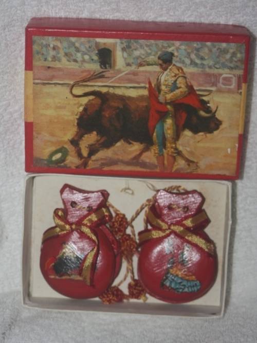 BEAUTIFUL BOXED SET OF SPANISH CASTANETS VINTAGE AS NEW WITH PICTURES ON BOTH SIDES TAKE A LOOK