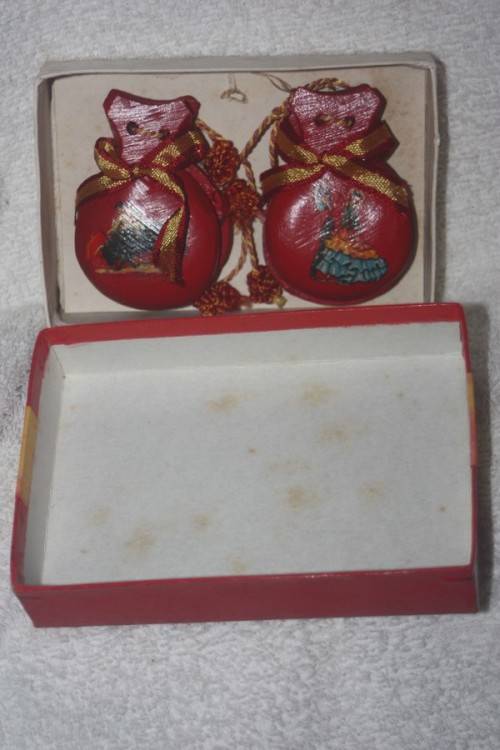 BEAUTIFUL BOXED SET OF SPANISH CASTANETS VINTAGE AS NEW WITH PICTURES ON BOTH SIDES TAKE A LOOK