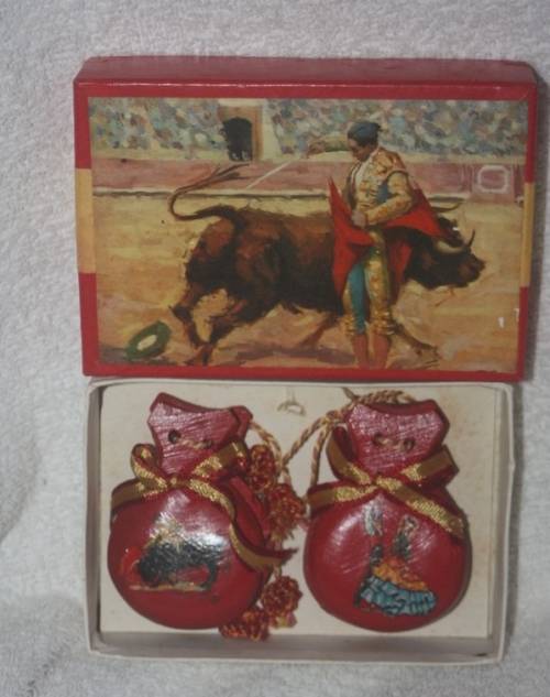 BEAUTIFUL BOXED SET OF SPANISH CASTANETS VINTAGE AS NEW WITH PICTURES ON BOTH SIDES TAKE A LOOK