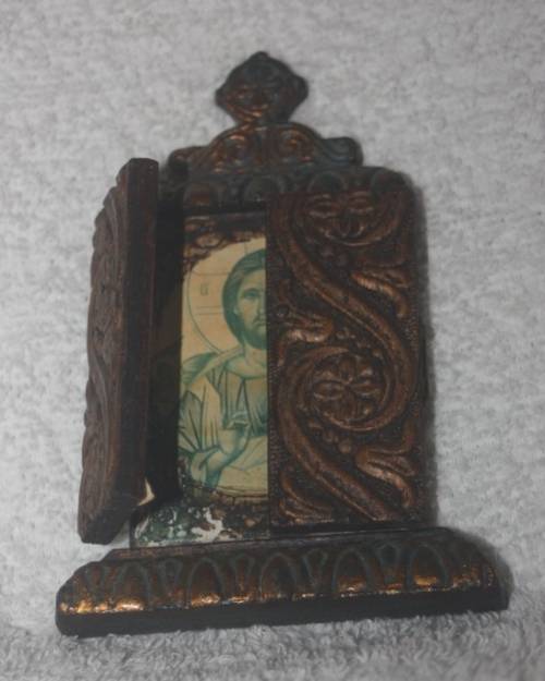 VINTAGE RELIGIOUS TRIPTYCH  ICON OF JESUS WOODEN WITH HINGED DOORS  SMALL