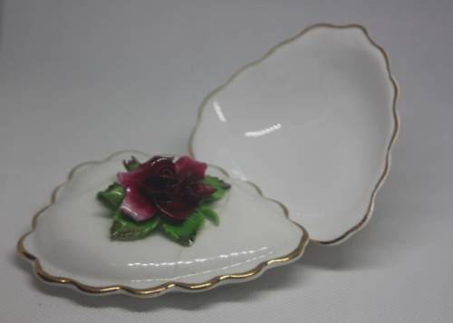 BEST BONE DENTON CHINA ENGLAND FOOTED TRINKET DISH WHITE BACKGROUND GOLD GILDING WITH RAISED ROSE (D