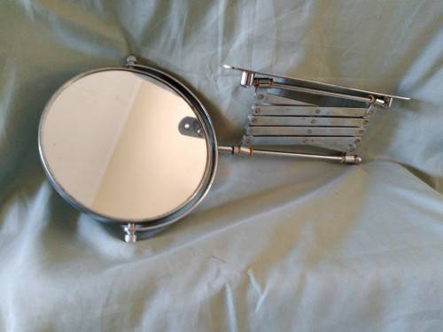 Extendable magnifying mirror