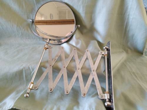Extendable magnifying mirror