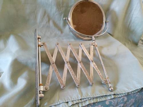 Extendable magnifying mirror