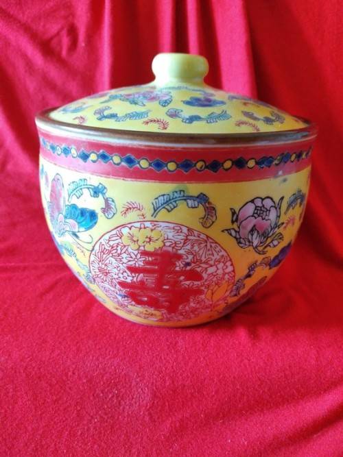 Yellow oriental Porcelain pernikahan pot with lid