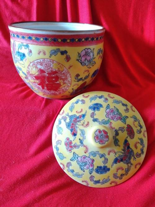 Yellow oriental Porcelain pernikahan pot with lid
