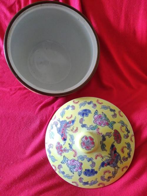 Yellow oriental Porcelain pernikahan pot with lid