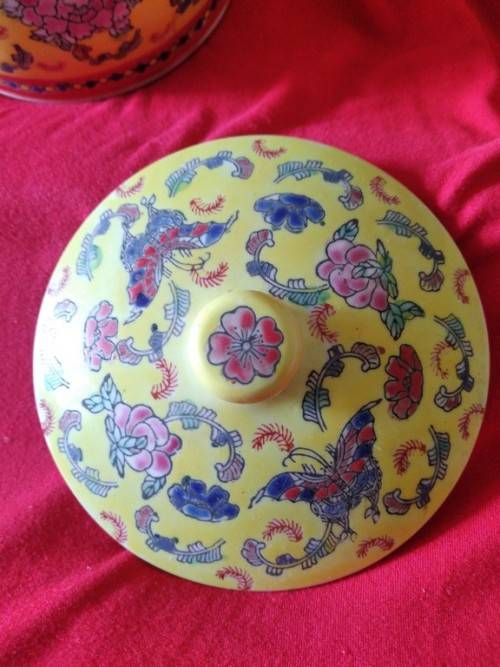 Yellow oriental Porcelain pernikahan pot with lid