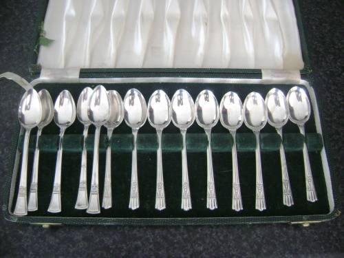 14 VINTAGE SILVERPLATED TEA SPOONS - GOOD CONDITION