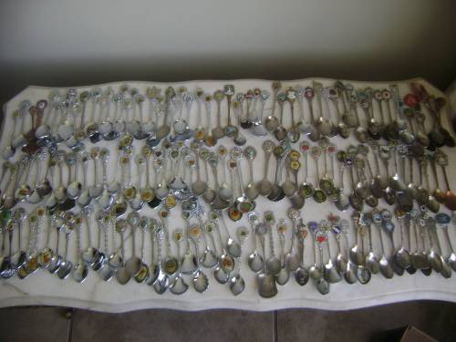 MORE THAN 170 SOUVENIR TEASPOONS (SOUTH AFRICAN TOWNS AND OVERSEAS') - SOLD TOGETHER AS ONE LOT