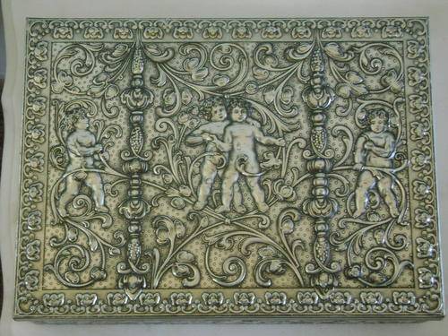 RARE AND VERY COLLECTABLE VINTAGE LARGE CHOCOLATE TIN WITH CHERUB DESIGN - LOVELY!!!