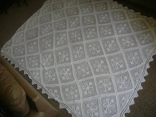 VERY LARGE AND VERY BEAUTIFUL VINTAGE CROCHET BEDSPREAD/TABLE CLOTH (260 CM X 220 CM)
