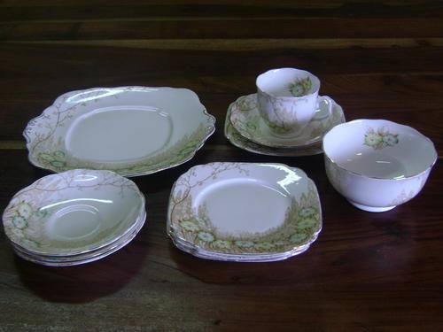 14 ROYAL ALBERT PORCELAIN MATCHING PIECES - SOLD TOGETHER AS ONE LOT