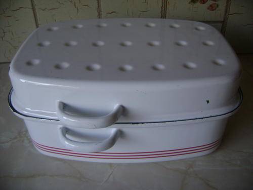 VINTAGE LARGE ENAMEL CASSEROLE DISH WITH LID - IN VERY GOOD CONDITION