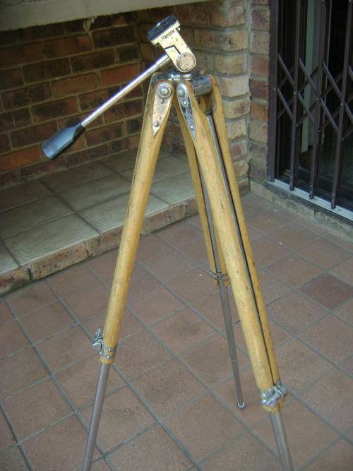 VINTAGE EXTENDABLE WOOD AND METAL PLATE TRIPOD CAMERA STAND IN ORIGINAL CARRY BOX