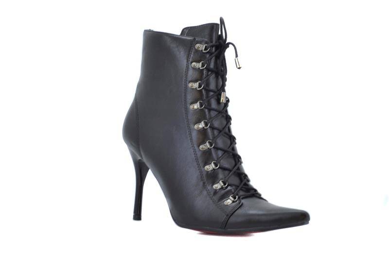 BOOT SALE: Plum Delicious Glohanna Black Pointy Boots (Size: 6)