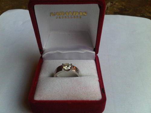 Urgent sale! 18Ct White Gold ring with .75Ct diamond in red case. Valued at R42900
