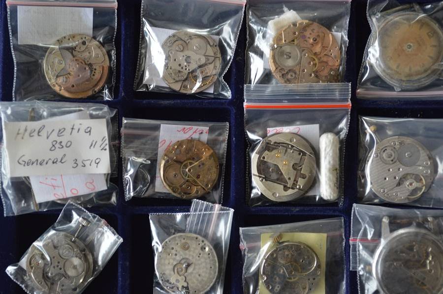 MECHANICAL WATCHES AND MOVMENTS