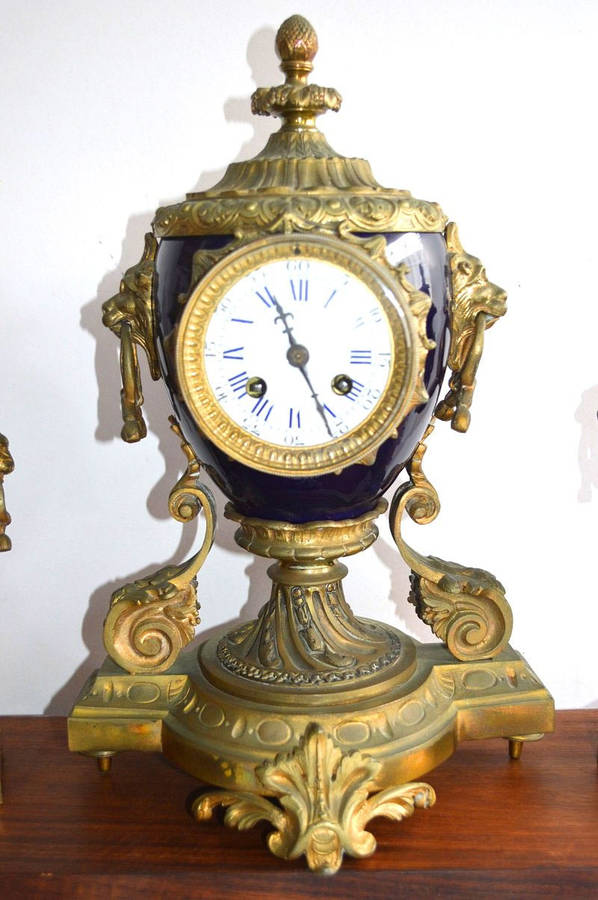 EARLY 19TH CENTURTY FRENCH ORMOLU CLOCK WITH 2 MATCHING URNS/CASSOLETTES