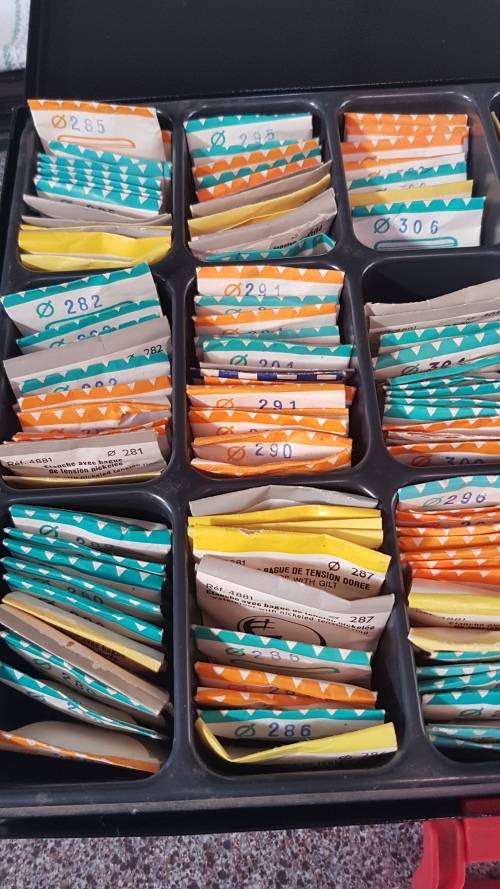 Large box of assorted watch glasses excl box