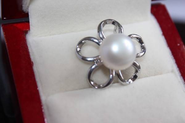 10mm REAL Pearl Pendant with Free Chain