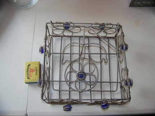 SERVIETTE HOLDER MADE OUT OF WIRE
