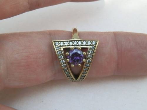 Very nice sterling silver ring with a purple stone - weight 4.7 g.