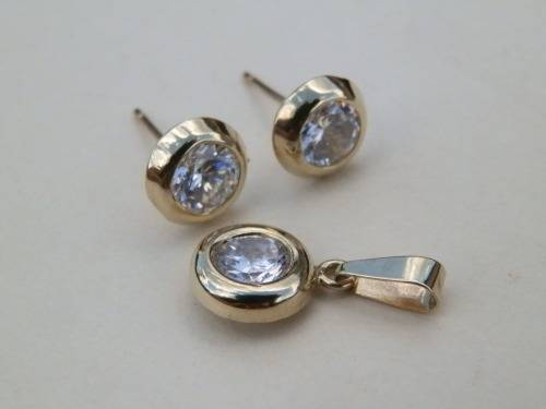 Charming 9 ct gold earring and pendant set