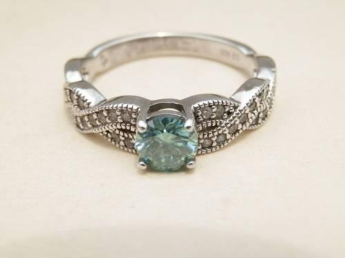 Lovely sterling silver 0.55 ct diamond ring - weight 3.6 g.
