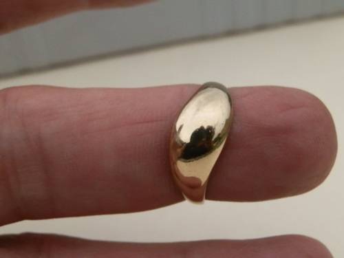 Very nice SOLID 9 ct gold ring.