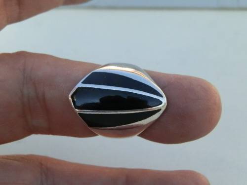 Gorgeous SOLID sterling silver ring - weight 7.6 g.