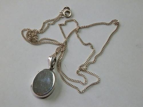 Elegant solid sterling silver locket and chain - weight 6.5 g.