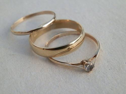 Stunning solid 9 ct gold diamond ring set - weight 2.9 g.