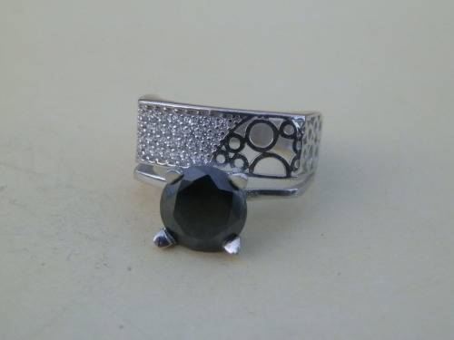 Stylish solid sterling silver 2.10 ct black diamond ring - weight 3.7 g.