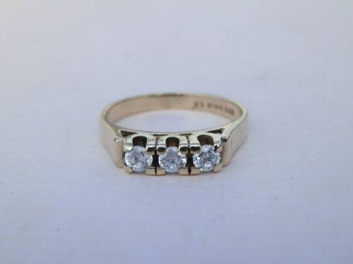 Charming solid 9 ct gold cubic ring - weight 2.5 g.