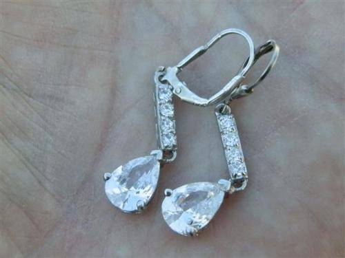 Elegant solid sterling silver earring - weight 3.9 g.
