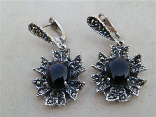 Alluring solid sterling silver earring - weight 9.5 g.