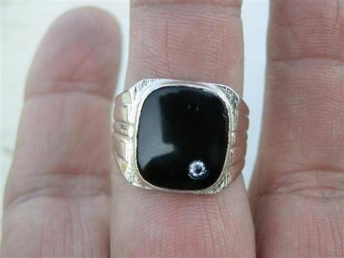 Handsome solid sterling silver onyx ring - weight 8.48 g.