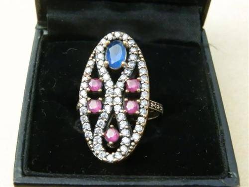 Beautiful sterling silver ruby ring - weight 7.14 g.