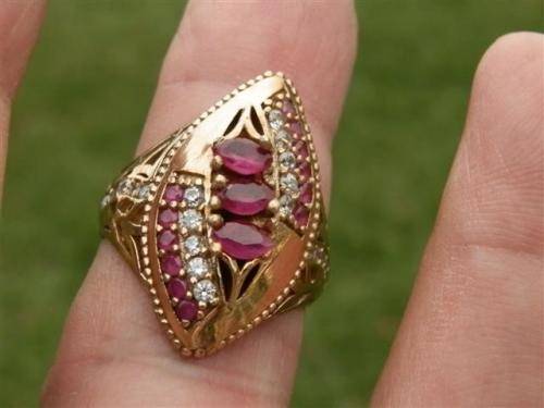 Alluring sterling silver ruby ring - weight 7.89 g.