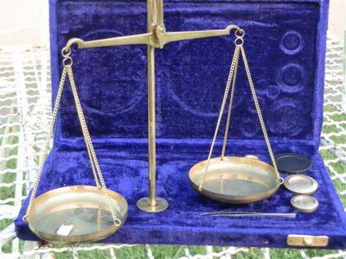 Very nice vintage velvet boxed gold/silver scale and weights