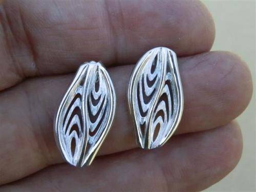 Stunning solid sterling silver earrings - weight 5.17 g.